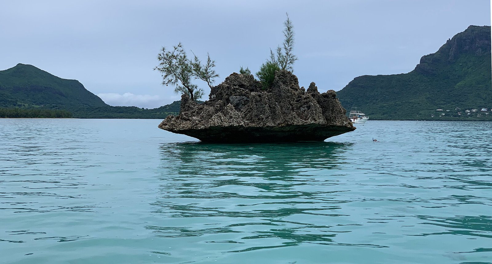 Crystal Rock, a coral rock in the lagoon next to Ile aux Bénitiers