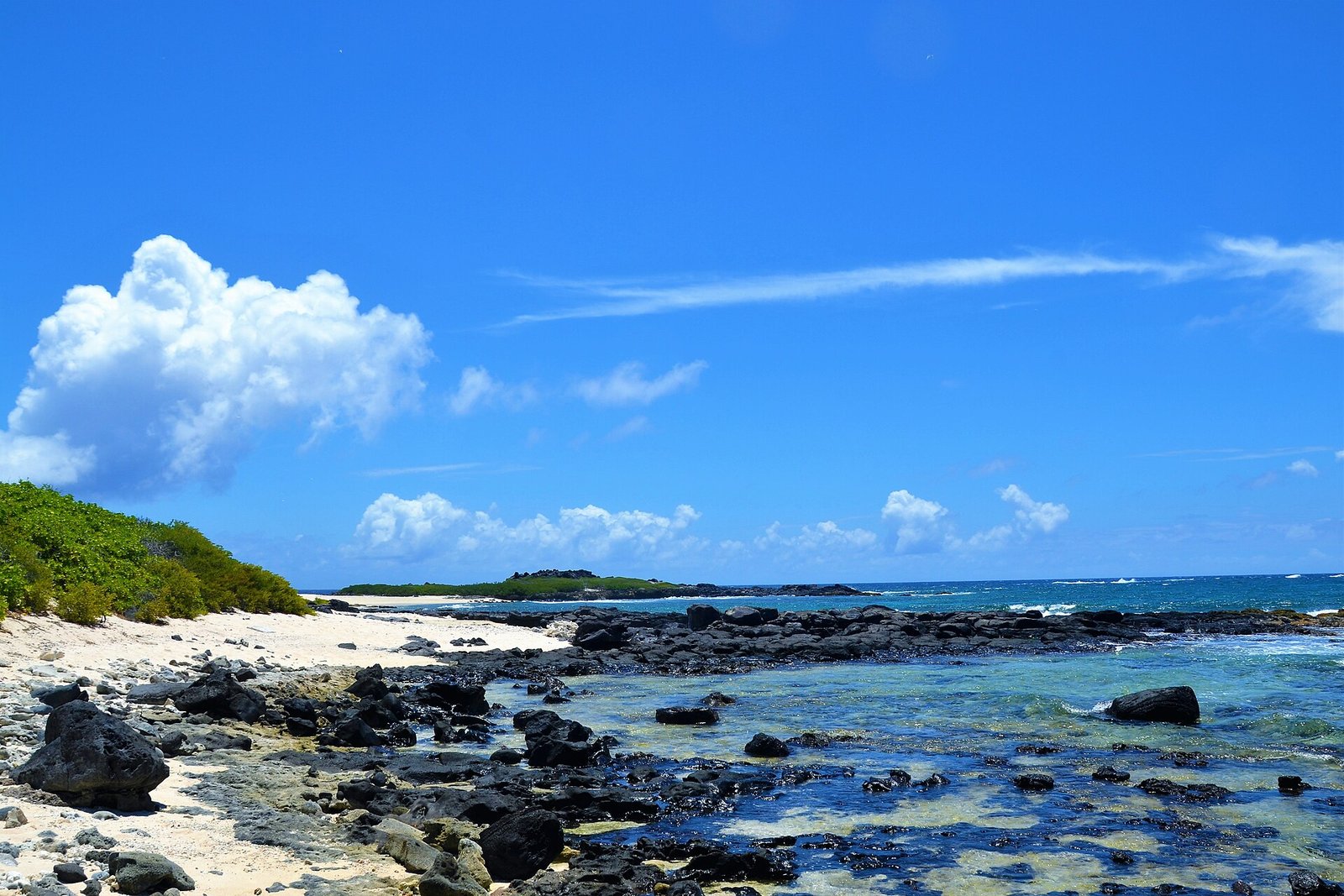 Rocky shore of Ilot Gabriel